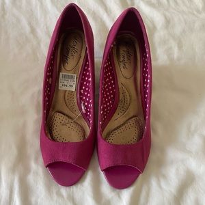 Fuchsia wedge pump shoe